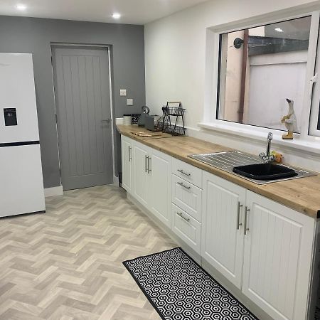 Modern 3 Bedroom Townhouse Pennyburn Exterior foto